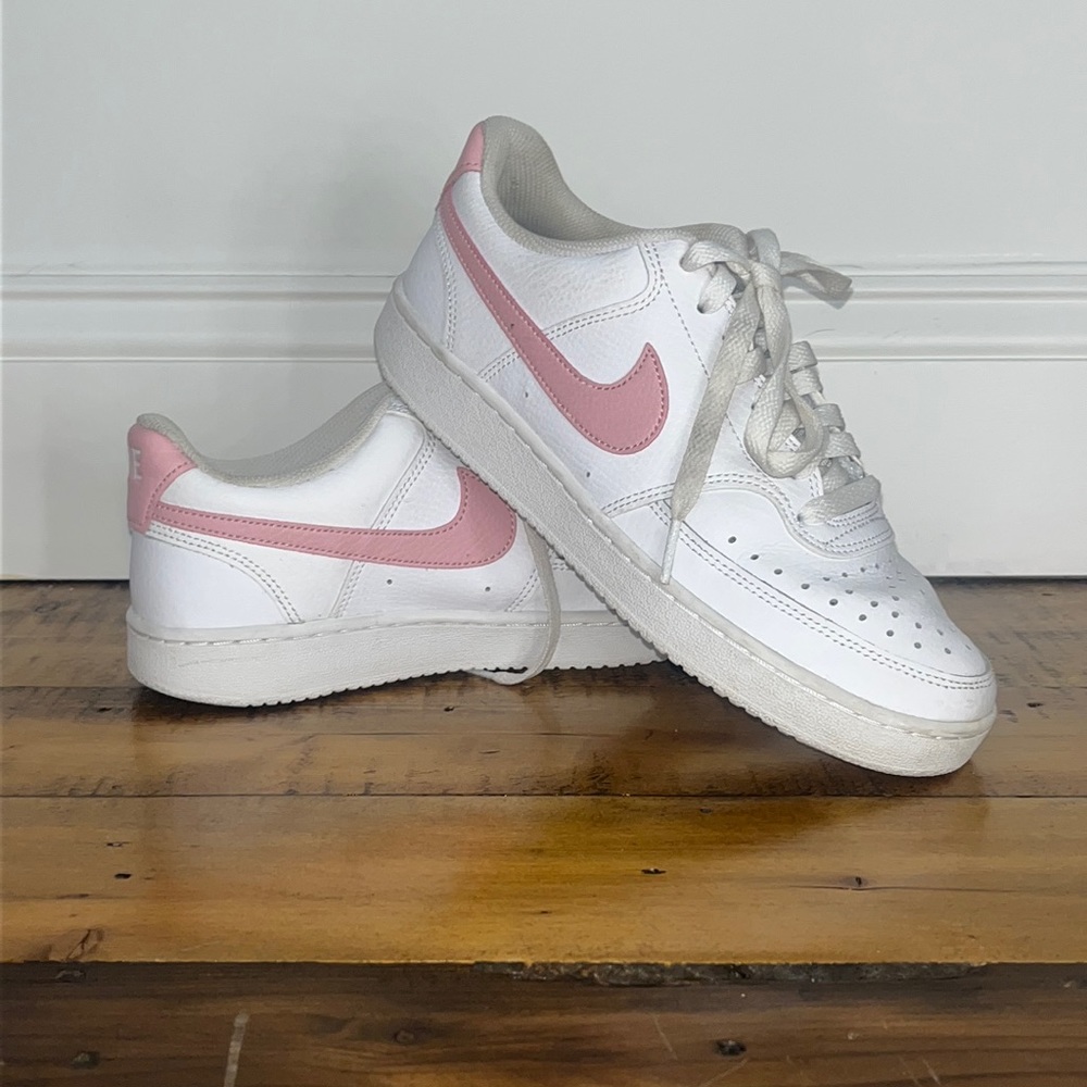 size 7.5 NIKE barley worn. White+pink